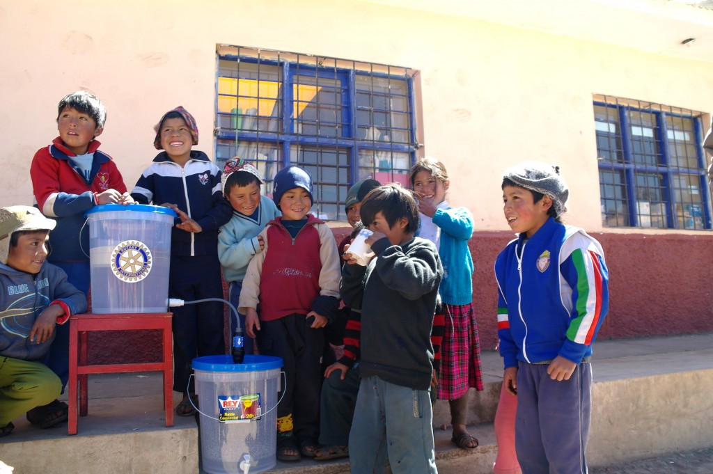 Water filter - children in Peru with filters from Contours group