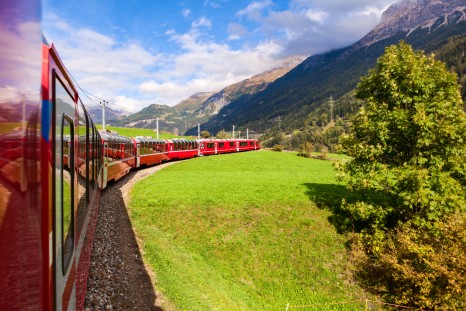 Switzerland_GlacierExpress_Train_shutterstock_120796261sml