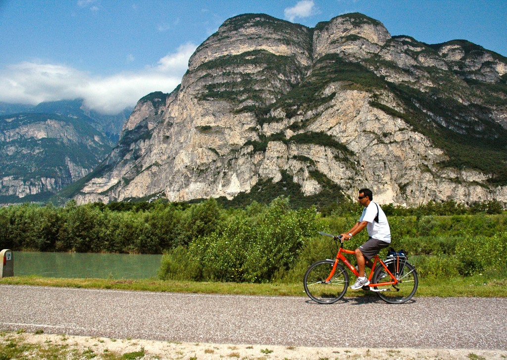 Passing_Dolomites_on_cycleway-original
