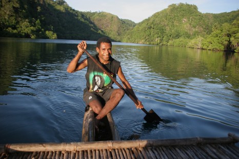 Peregrine Adventures-papua-new-guinea_river-rowing-canoe