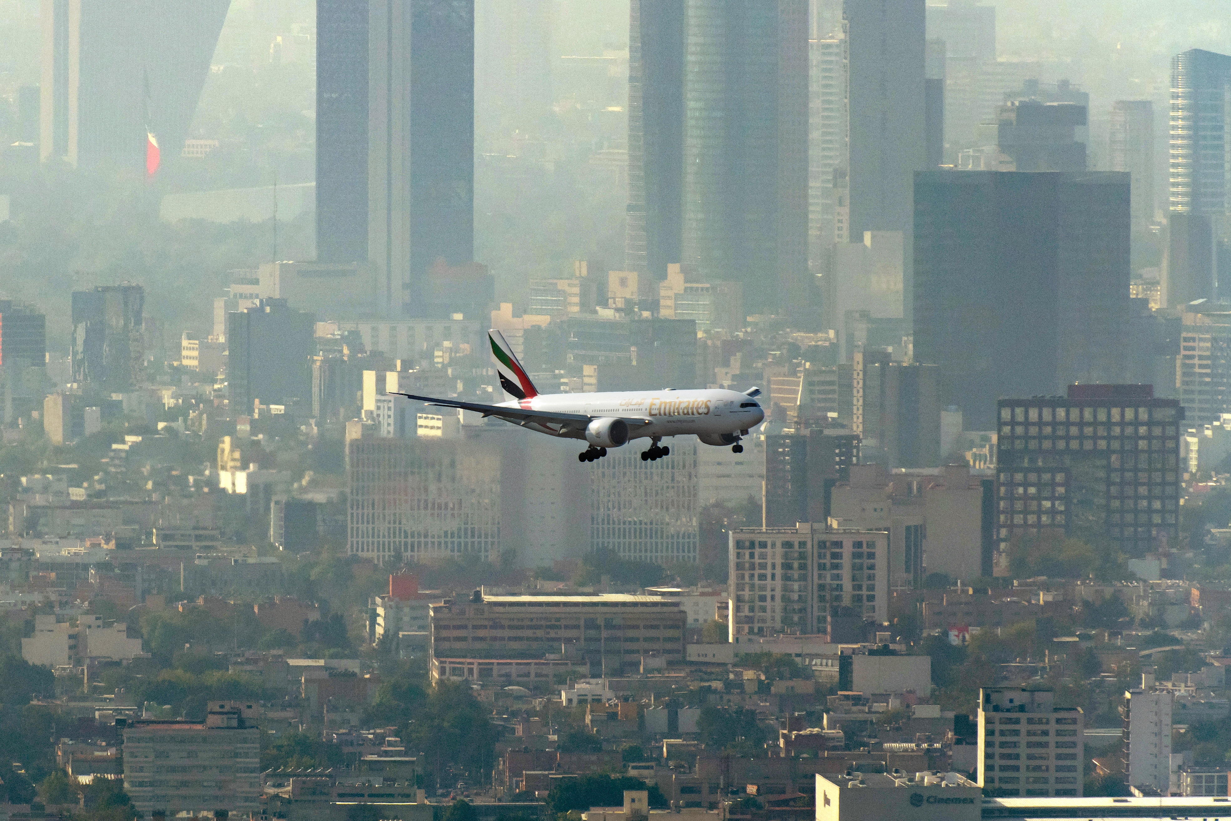 Летают ли в дубай сейчас. ЕК-255 Emirates. Самолет над небоскребами. Самолет Emirates. Мехико с самолета.