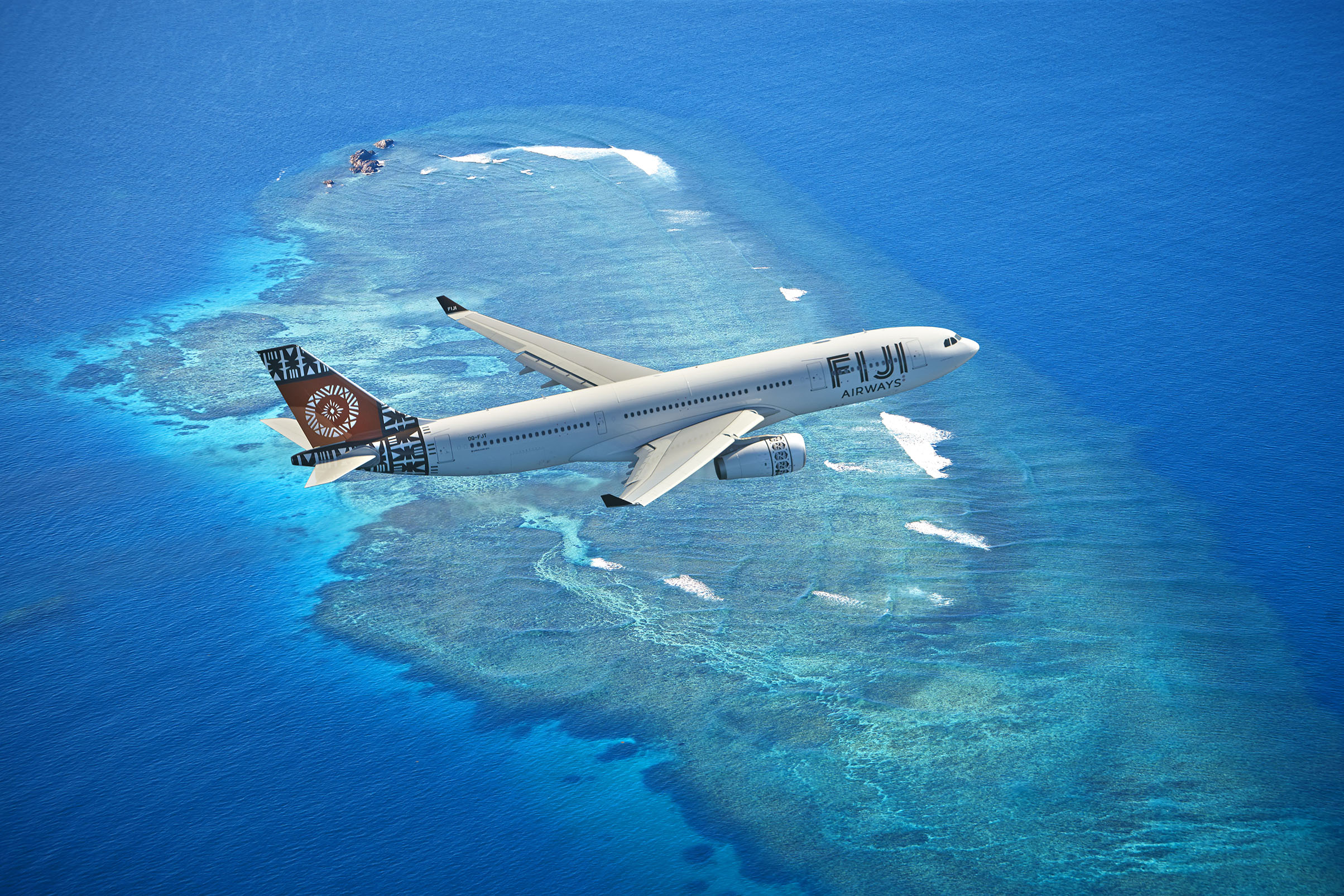 Туры на бали с авиаперелетом. Самолет над океаном. Мальдивы с самолета. Самолет на Бали. Самолет над морем.